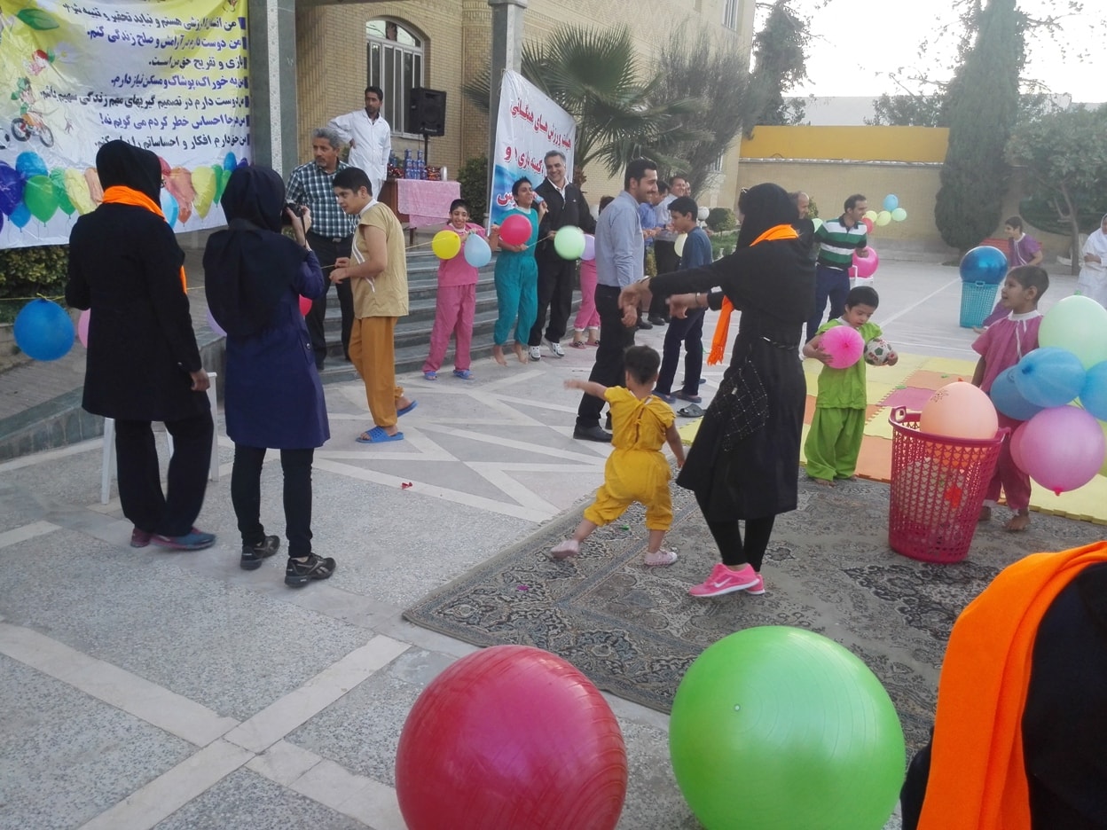 img 20151013 172006 min مسئولیت اجتماعی حضور در موسسه خیریه نرجس شیراز