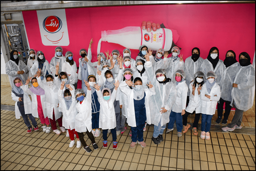 بازدید دانش‌آموزان از کارخانه‌ی فرآورده‌های لبنی رامک