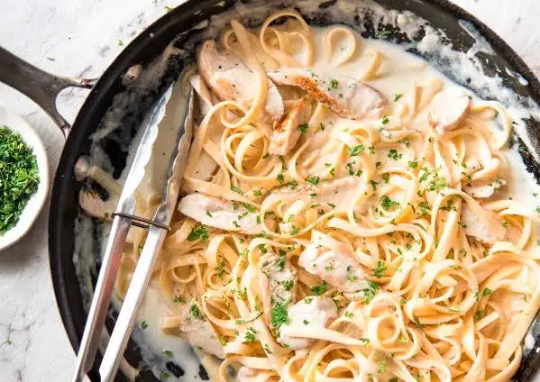 پاستا با مرغ و قارچ