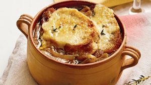 Hot-French-onion-soup-served-in-a-clay-pot-with-cheese-croutons-and-thyme