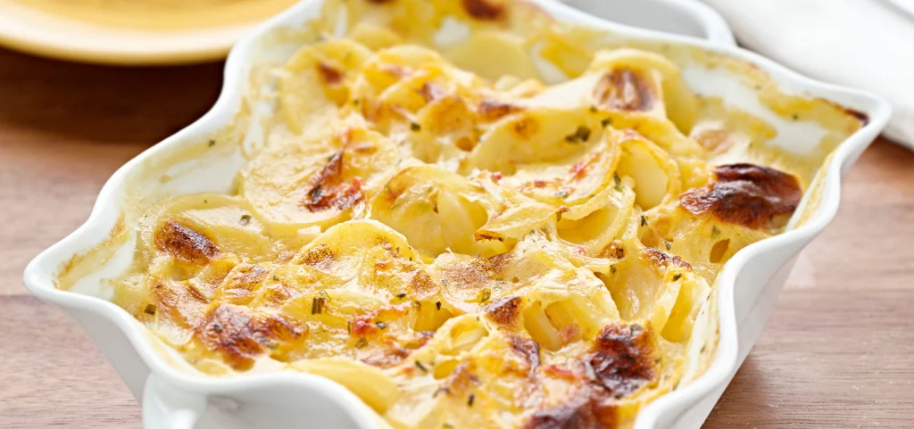 Golden-brown-scalloped-potatoes-gratin-baked-in-a-decorative-white-dish.