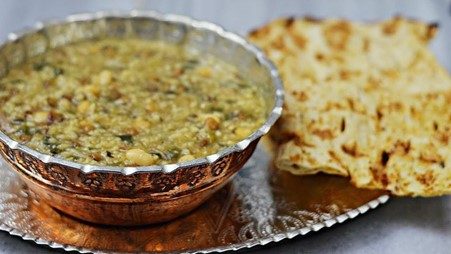 ash dandooni garnished with onion oil آشپزی آش ترخینه؛ از خواص بی‌نظیر تا انواع دستور پخت