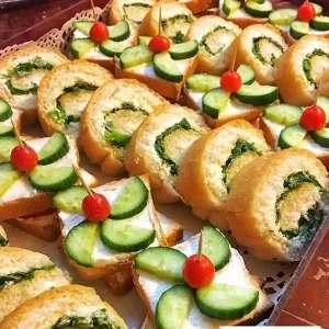 رولت سبزیجات تزئین شده با خیار