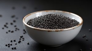 نمای نزدیک از دانه های چیا سیاه در یک کاسه سفید با لبه قهوه ای، روی پس زمینه تیره