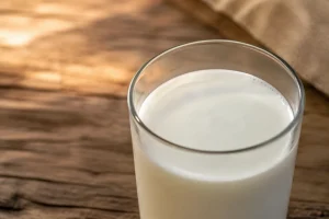 یک لیوان شیر پر چرب چقدر پروتئین دارد