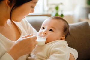 شیر پرچرب از چند ماهگی به نوزاد بدهیم